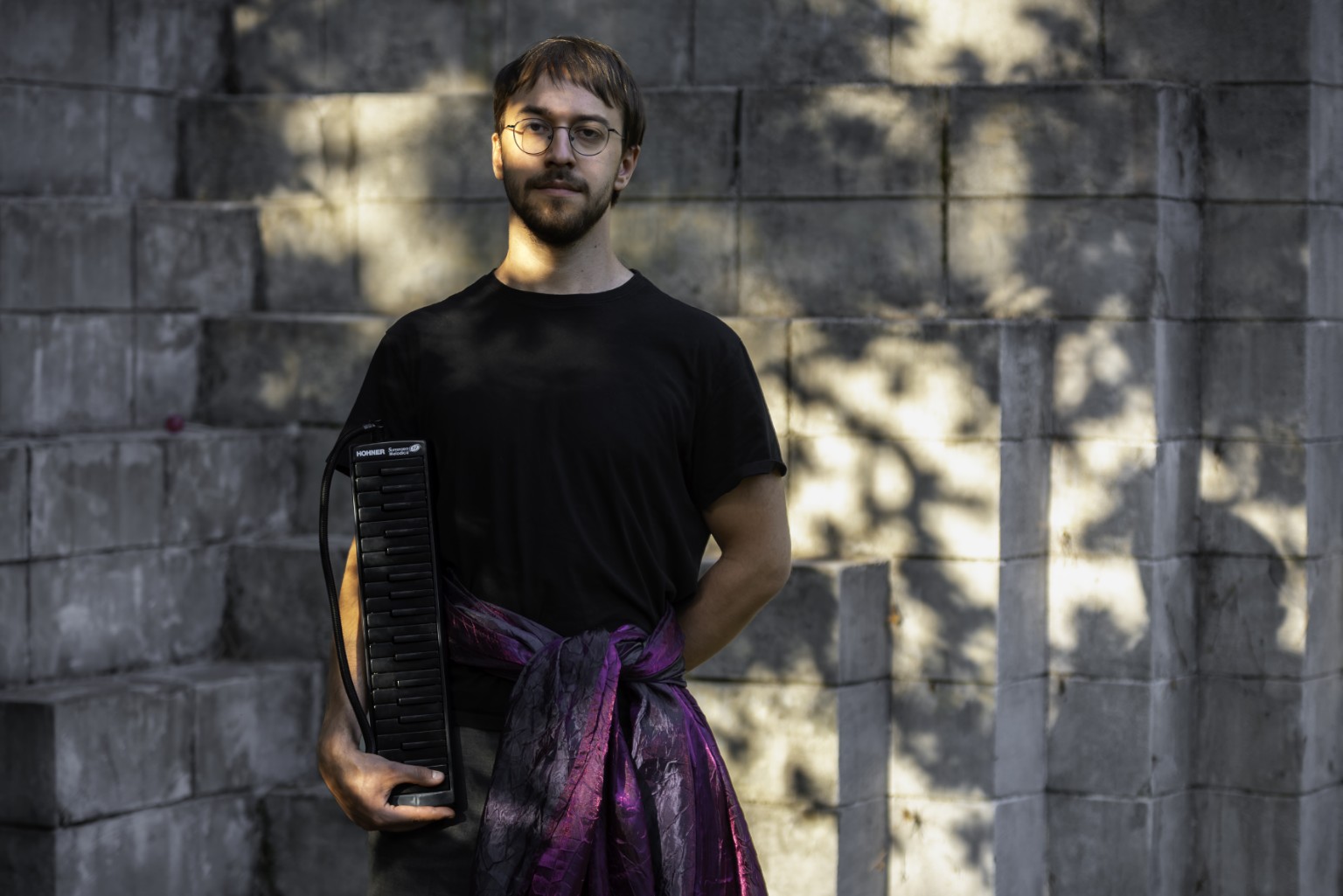 Benas Jonušas su klavišiniu instrumentu